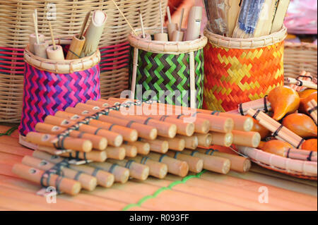 L'artisanat de conteneur, souviner, musique instrument fabriqué à partir de bambou et rotin réalisés dans Sabah Malaisie Bornéo. Banque D'Images