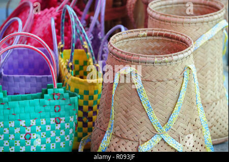 L'artisanat de conteneur, souviner, musique instrument fabriqué à partir de bambou et rotin réalisés dans Sabah Malaisie Bornéo. Banque D'Images