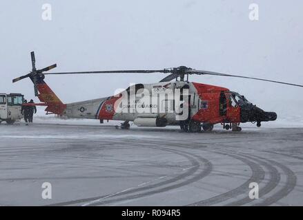 Coast Guard Air Station de travail des membres de l'équipage de Kodiak à démobiliser emplacement avancé d'opérations Kotzebue, Alaska, le 31 octobre 2018. Les membres de l'équipage sont déployés sur un horaire rotatif au cours de l'été afin de réduire les temps de réponse pour les cas de recherche et sauvetage dans l'Arctique. Photo de la Garde côtière des États-Unis. Banque D'Images