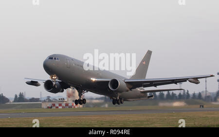 Un Boeing KC-46A Pegasus décolle à Yokota Air Base, Japon, le 25 octobre 2018, au cours d'un système d'évaluation. C'est la première fois que le KC-46A visité le Japon. Le vol est à l'appui d'une évaluation initiale par l'USAF du KC-46A intégré le système de mission ainsi que sa capacité à mener dans le monde de la navigation, la communication et l'opération. (U.S. Air Force photo par Yasuo Osakabe) Banque D'Images