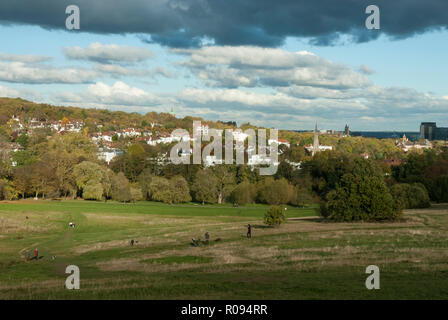 Vue depuis la colline du Parlement travers les pâturages vers Highgate, avec du soleil et rainclouds. Banque D'Images