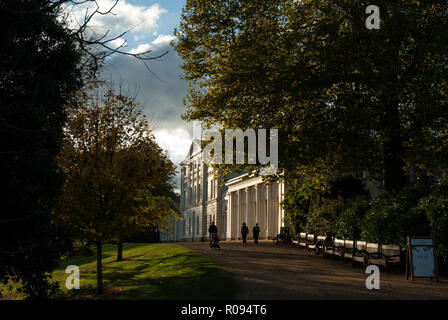 La belle façade de Robert Adams Kenwood House sur une fin d'après-midi ensoleillée en automne. Kenwood House, Hampstead, Londres UK. Banque D'Images