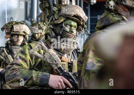 La Norvège, le 30 octobre. En 2018. Les troupes finlandaises de la Brigade Nyland , Vasa Bataillon Jaeger côtières basée dans Raasepuri, embarquez à bord d'HNLMS Johan de Witt des engins de débarquement pour le véhicule et le personnel (LCVP) impliqués dans l'assaut amphibie, partie de stade Trident jour DV. Stade Trident 18 est conçu pour s'assurer que les forces de l'OTAN sont formés, capables de fonctionner ensemble et prêts à répondre à toute menace de n'importe quelle direction. Stade 18 Trident a lieu en Norvège et dans les environs de l'Atlantique Nord et la mer Baltique, dont l'Islande et de l'espace aérien de la Finlande et de la Suède. Avec autour de Banque D'Images