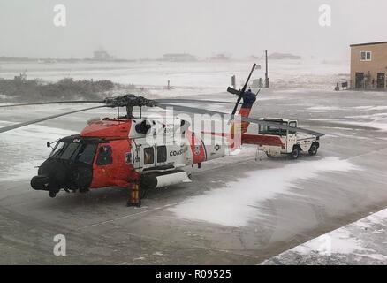 Coast Guard Air Station de travail des membres de l'équipage de Kodiak à démobiliser l'avant opération, Kotzebue, Alaska, le 31 octobre 2018. Les équipages d'aéronefs sont déployés sur un horaire rotatif à Kotzebue pendant les mois d'été en Alaska dans les efforts visant à réduire le délai de recherche et de sauvetage. Photo de la Garde côtière des États-Unis. Banque D'Images