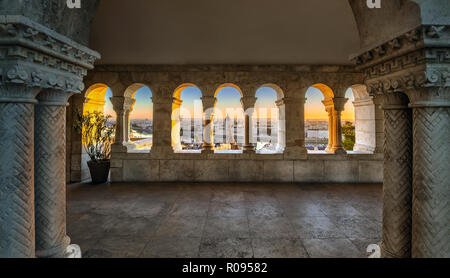 Budapest, Hongrie - Vue depuis le Bastion des Pêcheurs avec le bâtiment du parlement hongrois au lever du soleil Banque D'Images