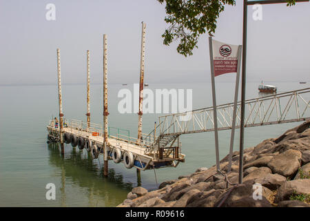 3 mai 2018 La petite jetée à l'Yigal Allon Centre sur la mer de Gallilee Israël,avec divers bateaux de plaisance sur le lac. Banque D'Images