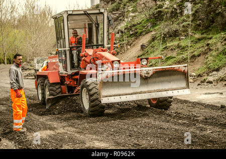 Ashtarak,Arménie,19,Février 2018 : Builders ouvrant sur un tracteur, une nouvelle route de contournement dans les hautes terres de la ville d'Ashtarak Banque D'Images