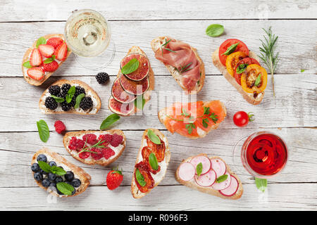 Brushetta ou des tapas espagnoles traditionnelles. Hors-d'antipasti italiens collations ensemble avec le vin. Vue d'en haut et d'une télévision lay Banque D'Images