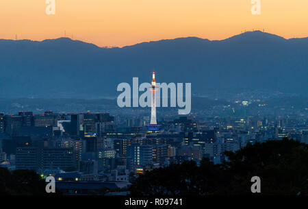 Vue sur la ville de Kyoto au coucher du soleil, avec la tour de Kyoto Banque D'Images