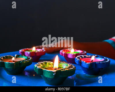 A girl holding pour diyas célèbrent le Diwali et dhanteras Banque D'Images