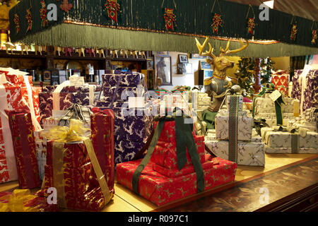 Wrapped presents sur la table de billard à la salle qu'à Abbey-Cwm-hir Banque D'Images