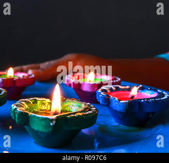 A girl holding pour diyas célèbrent le Diwali et dhanteras Banque D'Images