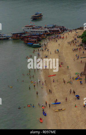 Monkey Beach en Ile de cat ba, la baie d'Ha Long, Vietnam Banque D'Images