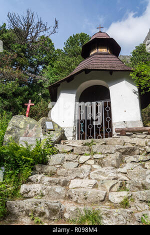 VYSOKE TATRY, SLOVAQUIE - Juillet 10, 2016 : petite chapelle dans le cimetière près de Popradske symbolique dans le lac des Hautes Tatras en Slovaquie au cours de journée d'été. C'est e Banque D'Images