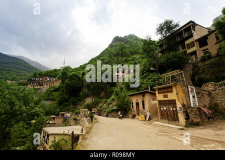 Ville historique Masuleh en province de Gilan, Iran. Entre les grandes montagnes et paysages. Masuleh architecture est unique. Les bâtiments ont été construits Banque D'Images