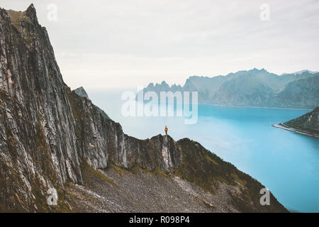 Vacances Norvège voyage homme debout seul sur falaise au-dessus de la solitude silence vie aventure fjord scandinave concept plein air escalade Banque D'Images