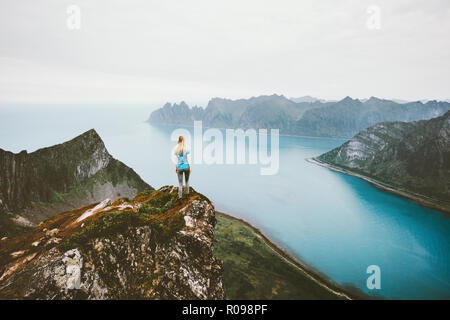Femme voyageant seule sur la falaise au-dessus du bord de la montagne de vie aventure solitude silence concept vacances d'outdoor en Norvège Banque D'Images