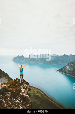 Active girl voyager marcher seule sur la montagne falaise au-dessus de la mer pointe de vie sain d'aventure en plein air vacances d'été en Norvège Banque D'Images