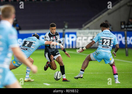 Swansea, Royaume-Uni. 09Th Nov, 2018. Stade Liberty, Swansea, Pays de Galles, Royaume-Uni. Vendredi 2 novembre 2018. Les balbuzards aile gauche Keelan Giles kicks dans le Guinness Pro14 match de rugby entre les Ospreys et Glasgow Warriors. Credit : Gruffydd Thomas/Alamy Live News Banque D'Images