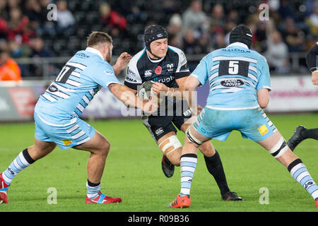 Swansea, Royaume-Uni. 09Th Nov, 2018. Stade Liberty, Swansea, Pays de Galles, Royaume-Uni. Vendredi 2 novembre 2018. Les balbuzards lock James King sur l'attaque dans le Guinness Pro14 match de rugby entre les Ospreys et Glasgow Warriors. Credit : Gruffydd Thomas/Alamy Live News Banque D'Images