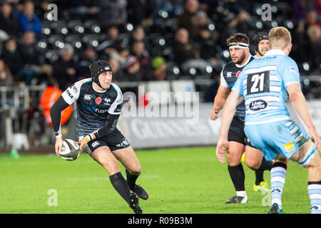 Swansea, Royaume-Uni. 09Th Nov, 2018. Stade Liberty, Swansea, Pays de Galles, Royaume-Uni. Vendredi 2 novembre 2018. Ospreys volent la moitié Sam Davies passe dans le Guinness Pro14 match de rugby entre les Ospreys et Glasgow Warriors. Credit : Gruffydd Thomas/Alamy Live News Banque D'Images