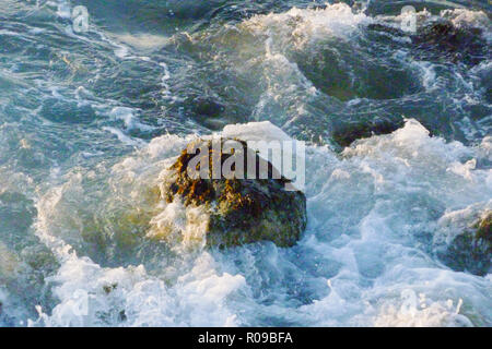 Portland, UK. 2 octobre 2018. Les vagues déferlent contre des roches en temps exceptionnellement doux sur la plage de Chesil, Île de Portland Crédit : Stuart fretwell/Alamy Live News Banque D'Images