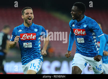 Stadio San Paolo, Naples, Italie. Nov 2, 2018. Football Serie A, Naples contre Empoli, Dries Mertens de Naples célèbre son but avec Amadou Diawara Credit : Action Plus Sport/Alamy Live News Banque D'Images