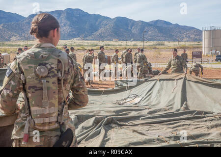 Texas, USA. 2 novembre 2018. Les soldats de l'Armée américaine à partir de la 309e bataillon de renseignement militaire et de renseignement militaire 305e Bataillon, mis en place des tentes pour abriter les troupes nouvellement déployées le 1 novembre, 2018 à Fort Huachuca, en Arizona. Les troupes se déploient à la frontière entre les États-Unis et le Mexique par ordonnance du président Donald Trump pour intercepter les migrants honduriens caravane. Credit : Planetpix/Alamy Live News Banque D'Images