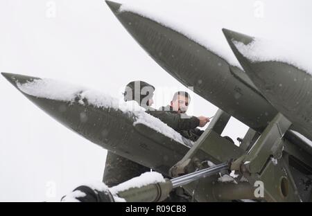 Molde, Norvège fjords. 06Th Nov, 2018. Soldats espagnols avec une unité de défense aérienne espagnole démontrer les techniques de chargement des missiles avec le MIM-23 Hawk lanceur de missiles au cours de l'exercice Trident Stade 18 Novembre 2, 2018 à Hjerkinn, la Norvège. L'exercice est le plus grand exercice de l'OTAN depuis 2015, et comprend plus de 50 000 militaires de 31 pays. Credit : Planetpix/Alamy Live News Banque D'Images