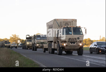 Le convoi de l'armée des États-Unis transporte des troupes et des fournitures à la frontière américano-mexicaine sur ordre du président Donald Trump. Le président a envoyé des troupes à la frontière en réponse à sa perception d'un groupe de réfugiés, fuyant la violence et la pauvreté en Amérique centrale et essayant d'atteindre la sécurité relative des États-Unis, comme une menace pour la sécurité nationale. Banque D'Images