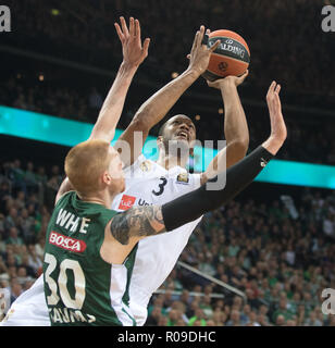 Kaunas, Lituanie. Nov 2, 2018. Anthony Randolph (Haut) du Real Madrid pousses durant la saison régulière Journée 5 match en euroligue de basket-ball tournoi du Zalgiris Kaunas entre la Lituanie et l'Espagne le Real Madrid à Kaunas, Lituanie, 2 novembre 2018. Le Real Madrid a gagné 90-79. Alfredas Crédit : Pliadis/Xinhua/Alamy Live News Banque D'Images