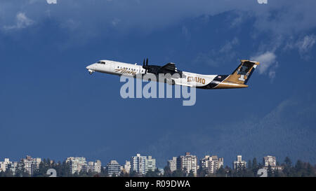 Richmond, Canada. 2 novembre 2018. Un Alaska Airlines (Horizon Air) Bombardier Dash 8 Q400 (N400QX) avion régional à turbopropulseurs, peint dans des ''Idaho Vandals'' livrée, décolle de l'Aéroport International de Vancouver. Les compagnies aériennes font partie de l'Alaska Air Group Inc. Crédit : Bayne Stanley/ZUMA/Alamy Fil Live News Banque D'Images