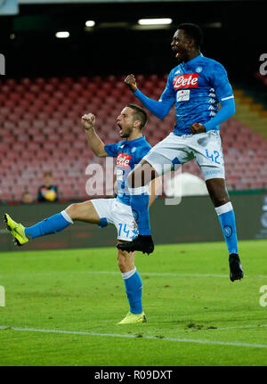 Naples, Italie. Nov 2, 2018. Dries Mertens Napoli's (L) célèbre avec son coéquipier Amadou Diawara au cours de la Serie l'un match de foot entre Naples et Empoli à Naples, Italie, 2 novembre 2018. Napoli a gagné 5-1. Credit : Alberto Lingria/Xinhua/Alamy Live News Banque D'Images