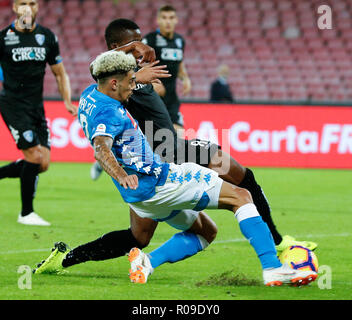 Naples, Italie. Nov 2, 2018. Napoli's Kevin Malcuit (L'avant) le dispute à l'Empoli Hamed Traoré junior au cours de la Serie l'un match de foot entre Naples et Empoli à Naples, Italie, 2 novembre 2018. Napoli a gagné 5-1. Credit : Alberto Lingria/Xinhua/Alamy Live News Banque D'Images