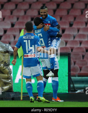 Naples, Italie. Nov 2, 2018. Napoli's Lorenzo Insigne (Haut) célèbre avec ses coéquipiers au cours de la Serie l'un match de foot entre Naples et Empoli à Naples, Italie, 2 novembre 2018. Napoli a gagné 5-1. Credit : Alberto Lingria/Xinhua/Alamy Live News Banque D'Images