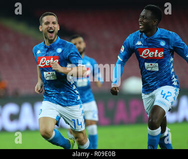 Naples, Italie. Nov 2, 2018. Dries Mertens Napoli's (L) célèbre au cours de la Serie l'un match de foot entre Naples et Empoli à Naples, Italie, 2 novembre 2018. Napoli a gagné 5-1. Credit : Alberto Lingria/Xinhua/Alamy Live News Banque D'Images