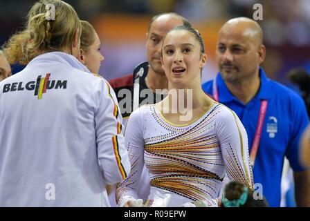Doha, Qatar. Nov 2, 2018. Nina Derwael de Belgique réagit après le women's barres asymétriques à la finale 2018 FIG Championnats du monde de gymnastique artistique à Doha, capitale du Qatar, le 2 novembre 2018. Derwael a remporté la médaille d'or avec 15,200 points. Credit : Nikku/Xinhua/Alamy Live News Banque D'Images
