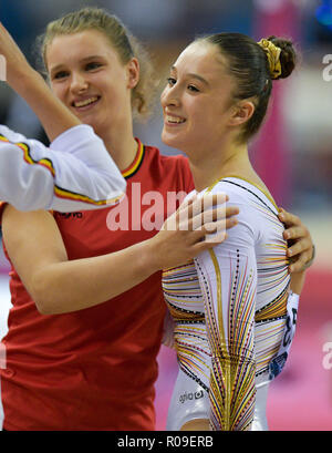 Doha, Qatar. Nov 2, 2018. Nina Derwael de Belgique réagit après le women's barres asymétriques à la finale 2018 FIG Championnats du monde de gymnastique artistique à Doha, capitale du Qatar, le 2 novembre 2018. Derwael a remporté la médaille d'or avec 15,200 points. Credit : Nikku/Xinhua/Alamy Live News Banque D'Images