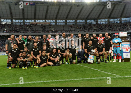 Tokyo, Japon. 06Th Nov, 2018. Les joueurs néo-zélandais posent après le test-match de rugby entre le Japon et la Nouvelle-Zélande au Ajinomoto Stadium à Tokyo, Japon le 3 novembre 2018. Credit : AFLO/Alamy Live News Crédit : AFLO Co.,Ltd/Alamy Live News Banque D'Images