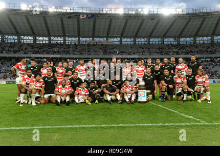 Tokyo, Japon. 06Th Nov, 2018. Les joueurs du Japon et de la Nouvelle-Zélande présentent après le test-match de rugby entre le Japon et la Nouvelle-Zélande au Ajinomoto Stadium à Tokyo, Japon le 3 novembre 2018. Credit : AFLO/Alamy Live News Crédit : AFLO Co.,Ltd/Alamy Live News Banque D'Images