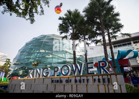 Bangkok, Thaïlande. 06Th Nov, 2018. Une vue générale de la King Power logo au Siège King Power dans le centre de Bangkok. Le milliardaire thaïlandais Vichai Srivaddhanaprabha, Président de King Power est mort dans un accident d'hélicoptère parmi quatre autres personnes dans la Premier League du côté du parking du stade le 27 octobre 2018 dans la ville de Leicester au Royaume-Uni. Credit : SOPA/Alamy Images Limited Live News Banque D'Images