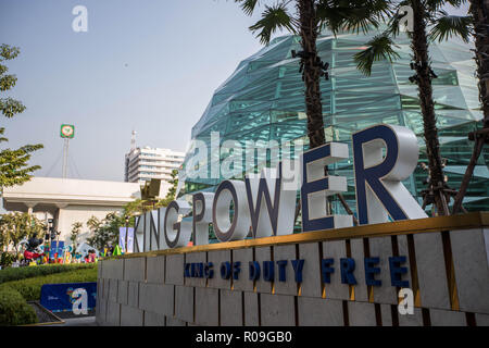 Bangkok, Thaïlande. 06Th Nov, 2018. Une vue générale de la King Power logo au Siège King Power dans le centre de Bangkok. Le milliardaire thaïlandais Vichai Srivaddhanaprabha, Président de King Power est mort dans un accident d'hélicoptère parmi quatre autres personnes dans la Premier League du côté du parking du stade le 27 octobre 2018 dans la ville de Leicester au Royaume-Uni. Credit : SOPA/Alamy Images Limited Live News Banque D'Images