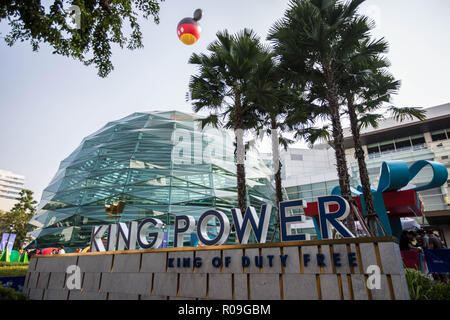 Bangkok, Thaïlande. 29Th sep 2018. Une vue générale de la King Power logo au Siège King Power dans le centre de Bangkok. Le milliardaire thaïlandais Vichai Srivaddhanaprabha, Président de King Power est mort dans un accident d'hélicoptère parmi quatre autres personnes dans la Premier League du côté du parking du stade le 27 octobre 2018 dans la ville de Leicester au Royaume-Uni. Crédit : Guillaume Payen/SOPA Images/ZUMA/Alamy Fil Live News Banque D'Images