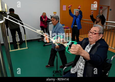 Qingdao, Chine, province du Fujian. 1er novembre 2018. Les personnes âgées de l'exercice au centre de bien-être social à Wuyishan City, province de Fujian en Chine du sud-est, le 1 novembre 2018. Ces dernières années, Shanghai a étudié la mode à l'appui pour les personnes âgées dans les régions montagneuses. En plus de perfectionner les installations, compte également la prestation de services afin d'assurer un environnement sain pour leur vie heureuse. Credit : Zhang Guojun/Xinhua/Alamy Live News Banque D'Images