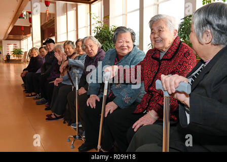 Qingdao, Chine, province du Fujian. 1er novembre 2018. Les personnes âgées parlent en bien-être social en centre-ville de Shanghai, la Chine du sud-est de la province de Fujian, le 1 novembre 2018. Ces dernières années, Shanghai a étudié la mode à l'appui pour les personnes âgées dans les régions montagneuses. En plus de perfectionner les installations, compte également la prestation de services afin d'assurer un environnement sain pour leur vie heureuse. Credit : Zhang Guojun/Xinhua/Alamy Live News Banque D'Images