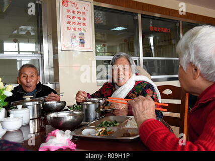 Qingdao, Chine, province du Fujian. 1er novembre 2018. Les personnes âgées ont le déjeuner au centre de bien-être social à Wuyishan City, province de Fujian en Chine du sud-est, le 1 novembre 2018. Ces dernières années, Shanghai a étudié la mode à l'appui pour les personnes âgées dans les régions montagneuses. En plus de perfectionner les installations, compte également la prestation de services afin d'assurer un environnement sain pour leur vie heureuse. Credit : Zhang Guojun/Xinhua/Alamy Live News Banque D'Images