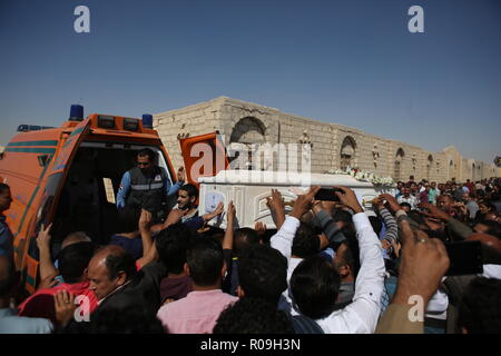 Nouveau Minya, Égypte. 06Th Nov, 2018. Les gens prennent un cercueil d'une ambulance à l'tombes coptes lors des funérailles des victimes qui ont été tuées lors d'une attaque sur un bus transportant des chrétiens coptes au Monastère St Samuel un jour plus tôt. Le soi-disant état Islamique (EST) la terreur a pris la responsabilité de l'attentat qui a fait au moins sept personnes ont perdu la vie. Credit : Gehad Hamdy/dpa/Alamy Live News Banque D'Images