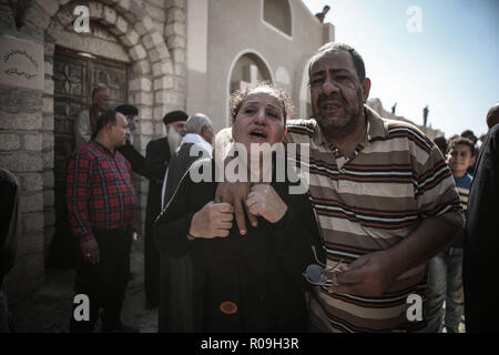 Nouveau Minya, Égypte. 06Th Nov, 2018. Les gens vous affliger de la communauté copte graves lors des funérailles des victimes qui ont été tuées lors d'une attaque sur un bus transportant des chrétiens coptes au Monastère St Samuel un jour plus tôt. Le soi-disant état Islamique (EST) la terreur a pris la responsabilité de l'attentat qui a fait au moins sept personnes ont perdu la vie. Credit : Gehad Hamdy/dpa/Alamy Live News Banque D'Images