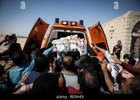 Nouveau Minya, Égypte. 06Th Nov, 2018. Les gens prennent un cercueil d'une ambulance à l'tombes coptes lors des funérailles des victimes qui ont été tuées lors d'une attaque sur un bus transportant des chrétiens coptes au Monastère St Samuel un jour plus tôt. Le soi-disant état Islamique (EST) la terreur a pris la responsabilité de l'attentat qui a fait au moins sept personnes ont perdu la vie. Credit : Gehad Hamdy/dpa/Alamy Live News Banque D'Images