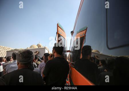 Nouveau Minya, Égypte. 06Th Nov, 2018. Les gens prennent un cercueil d'une ambulance à l'tombes coptes lors des funérailles des victimes qui ont été tuées lors d'une attaque sur un bus transportant des chrétiens coptes au Monastère St Samuel un jour plus tôt. Le soi-disant état Islamique (EST) la terreur a pris la responsabilité de l'attentat qui a fait au moins sept personnes ont perdu la vie. Credit : Gehad Hamdy/dpa/Alamy Live News Banque D'Images